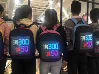 “LED背包”强势来袭,广告随身而动,助力实体营销。