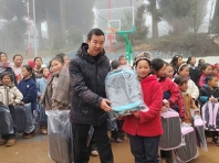 书包已经启程,爱心正在传递